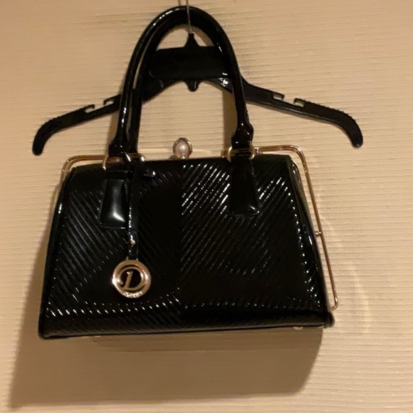 Patent leather black handbag with gold hardware and classic snap top closure - Picture 1 of 11